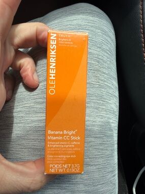 OLEHENRIKSEN Banana Bright Vitamin CC Stick - Apricot for dark skin tones